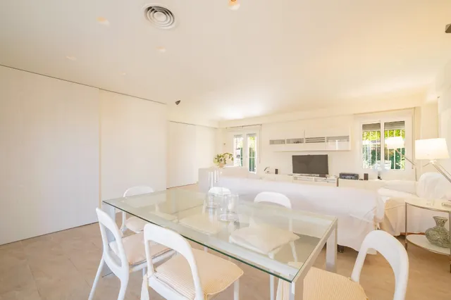 Villa independiente con piscina y 893 m2 de parcela en Benicàssim: espacio, diseño y privacidad — 10