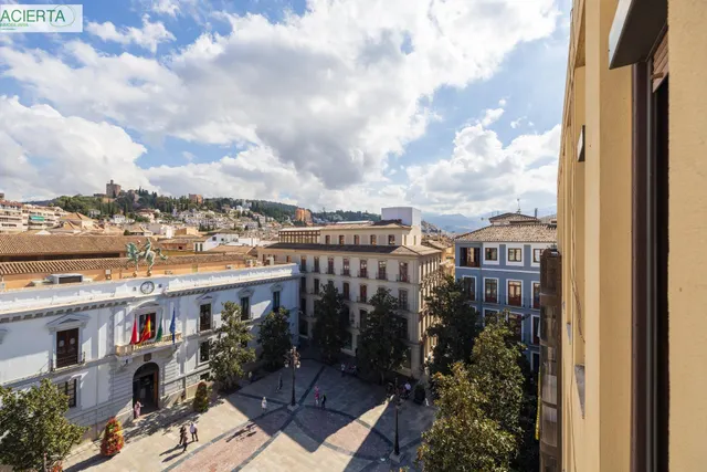 GRAN PISO EN PLAZA DEL CARMEN FRENTE AL AYUNTAMIENTO. — 46