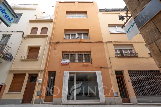 Encantador edificio de 4 plantas con local / garaje en una u