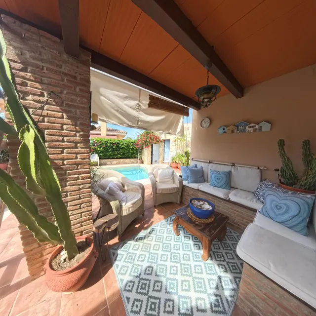 Chalet urbano reformado con piscina, placas solares y todas las comodidades — 9
