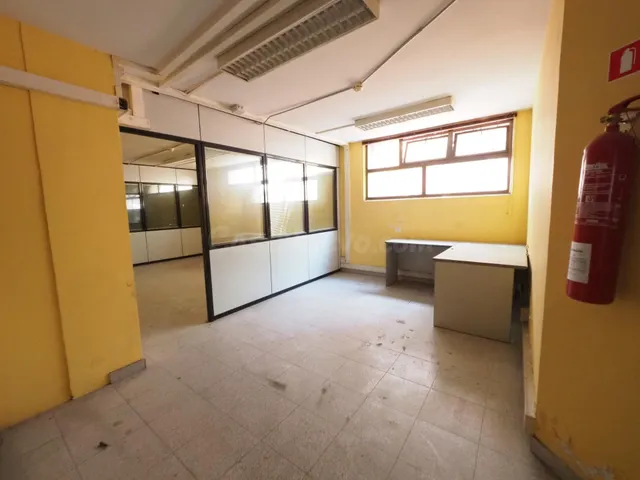 SE VENDE LOCAL COMERCIAL EN RUBI, ZONA MERCAT - foto 2