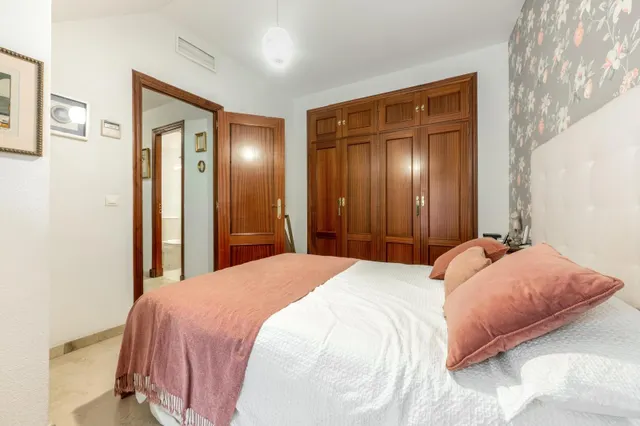 ¡Vive el Centro sin ruido! 180m2 construidos, 4 dormitorios, patio, garaje y trastero en calle Inocentes — 14