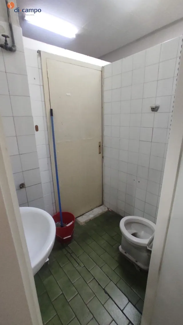 AMPLIO LOCAL EN VENTA, PASEO SAN ISIDRO, VALLADOLID. FACHADA A TRES CALLES. — 24