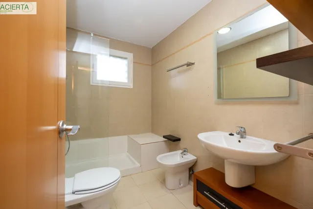 Ponemos a la venta esta preciosa casa en Urbanizacion cerrada, con zonas comunes y piscina comunitaria. — 28