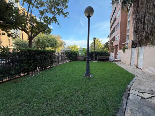 AMPLIO PISO DE 3 DORMITORIOS CON GRAN BALCÓN, GARAJE Y PISCINA EN SANT PAU — 21