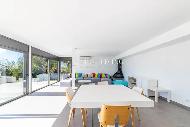 CASA EN PRIMERA LINEA DE MAR — 6