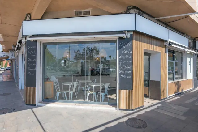 Alquiler Local Comercial en Primera Línea del Puerto de Sant