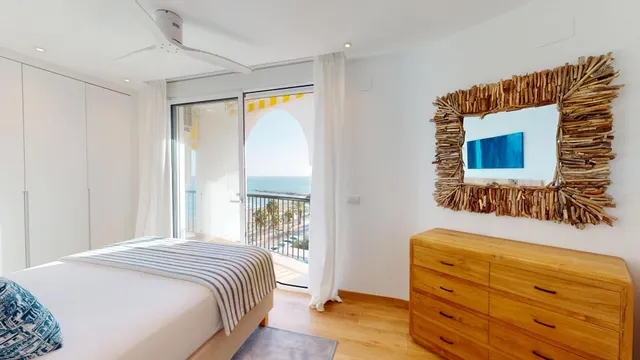 Piso en alquiler de temporada de tres dormitorios en primera línea de playa. — 15