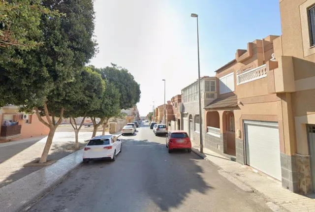 VIVIENDA UNIFAMILIAR ADOSADA OCUPADA POR PERSONA SIN JUSTO T