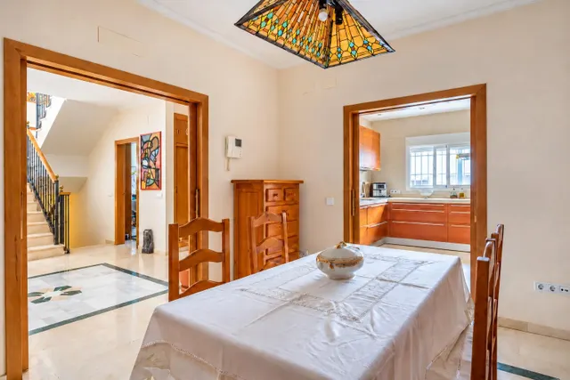 Fabulosa casa con patio ajardinado en Gelves, a diez minutos del centro de Sevilla. — 11
