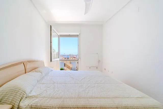 Moderno chalet adosado con piscina y vistas al mar — 9