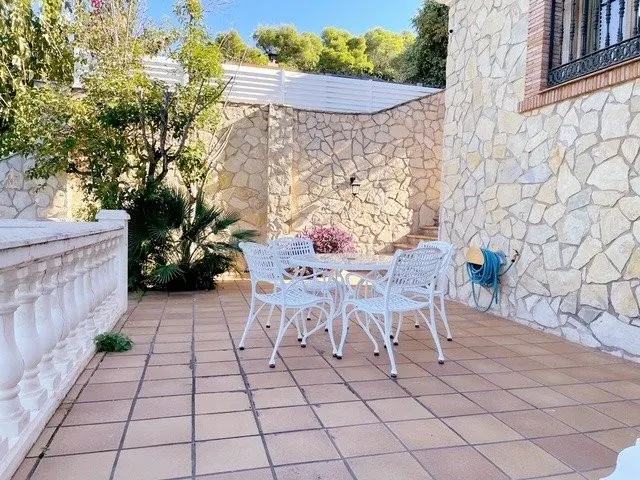EXCLUSIVA VILLA EN URBANIZACIÓN PRIVADA CON VISTAS A LA MONT - foto 4