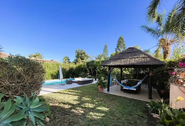 Villa en venta en Nueva Andalucía, Marbella, con vistas al mar y cerca de Puerto Banús — 5