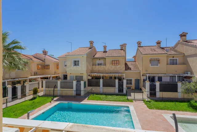 Amplia vivienda con patio, sótano y acceso a piscina en Alhe