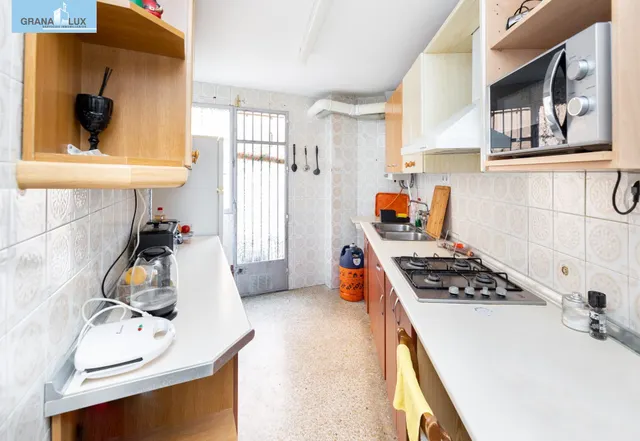 Venta de piso de 4 dormitorios y 2 baños en Granada (Zona Centro) — 9
