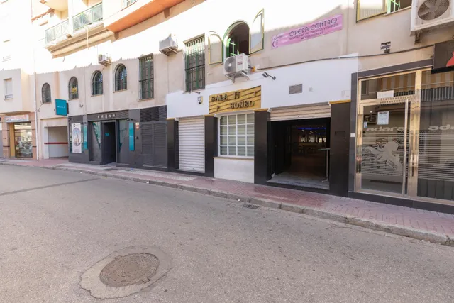 Local comercial 300m² en venta - Correos — 25