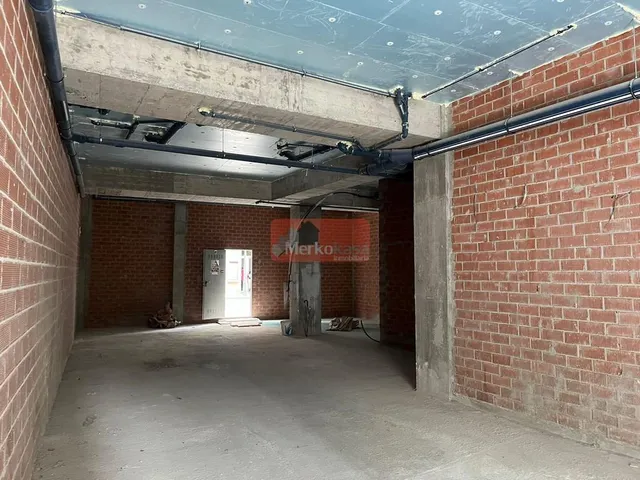 SE ALQUILA LOCAL COMERCIAL EN OBRA EN EDIFICIO DE NUEVA CONSTRUCCIÓN EN AVD. CORUÑA — 3