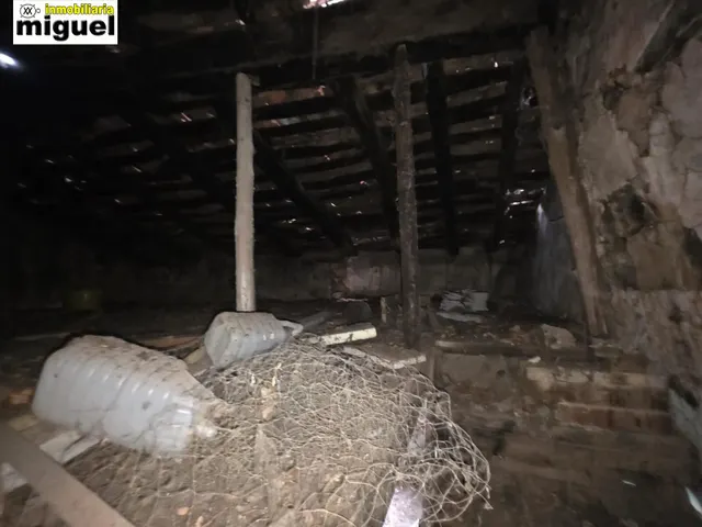 Se vende casa de piedra para rehabilitar con jardín en Cades (Herrerías) — 23