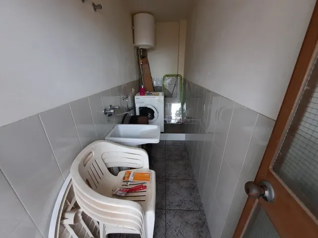 Casa esquinera, de 3 dormitorios, terraza, azotea. Dispone de 2 locales comenrciales. MUY CÉNTRICA — 37