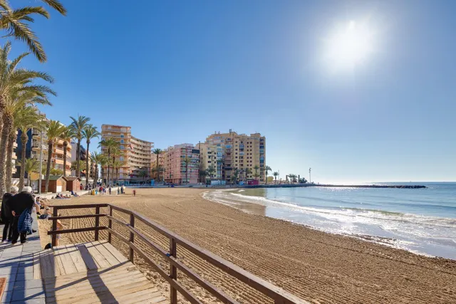 Bungalow de 3 dormitorios con piscina comunitaria en la playa de Los Locos — 49