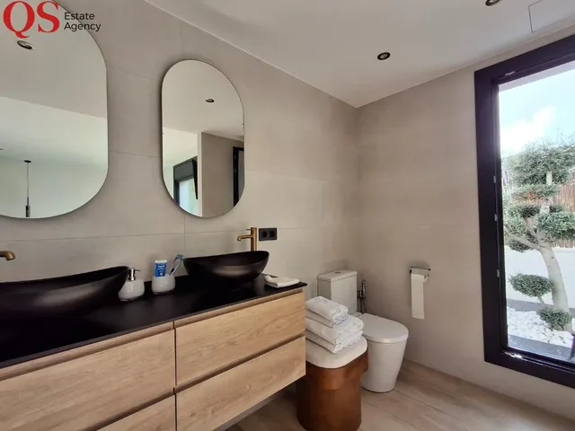Villa contemporánea con piscina y vistas panorámicas al mar en Cunit — 40