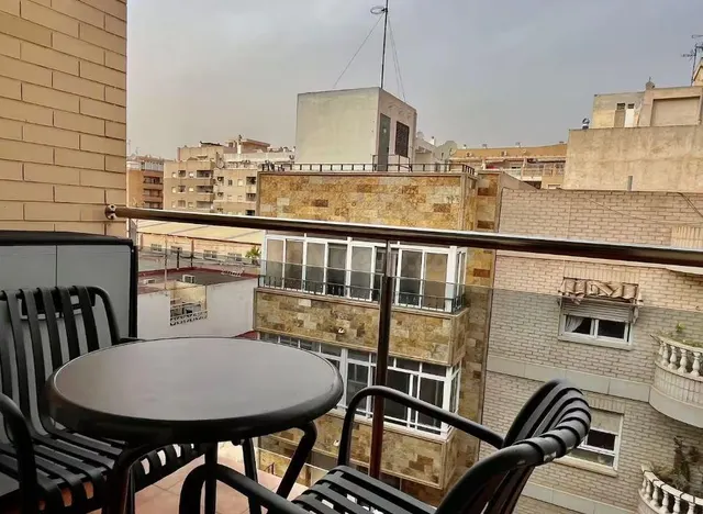 Apartamento con piscina comunitaria, Alicante, Torrevieja. 2 habitaciones, 53 m2, 1,4 kilómetros del mar — 7