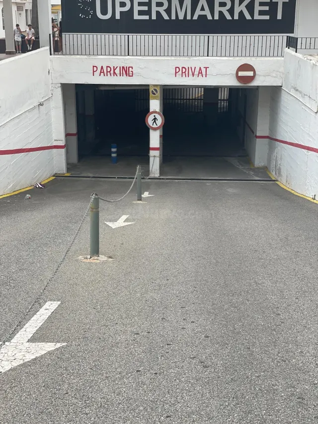 Parking a la venta en el centro de Sitges Oasis, coche media - foto 3