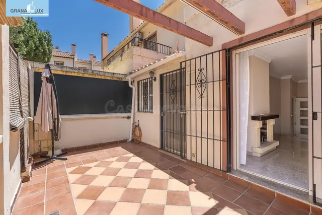 ADOSADA EN URBANIZACIÓN EN HUETOR VEGA — 4