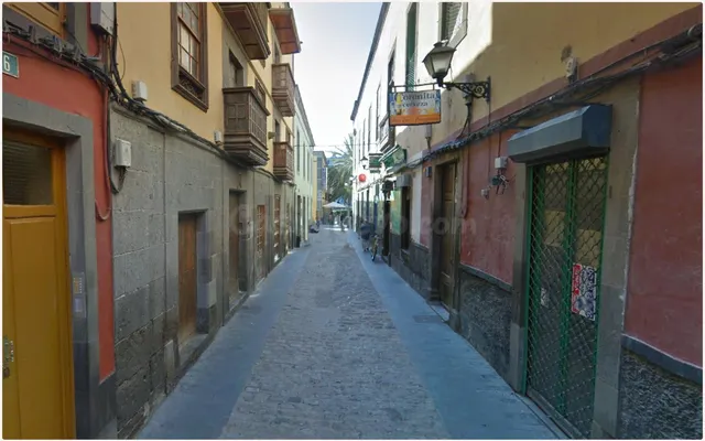 Lote de 2 amplios pisos en la Calle Peregrina de Las Palmas