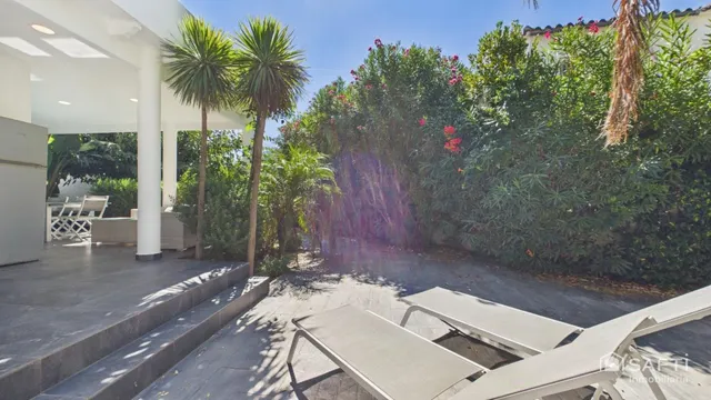Casa moderna con cuatro habitaciones, piscina y garaje — 37