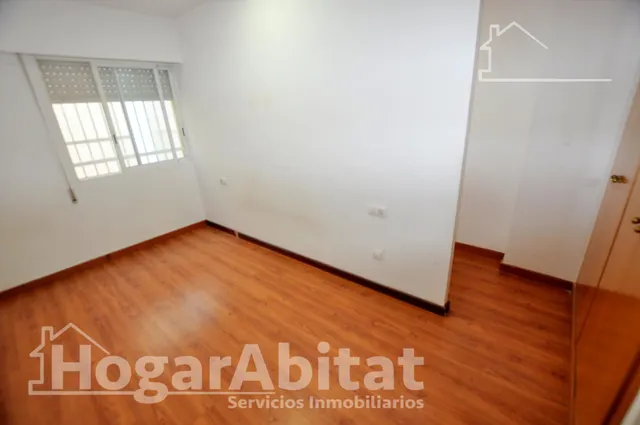 Amplitud y luminosidad para tu familia en este espacioso piso con ascensor y vistas despejadas — 11