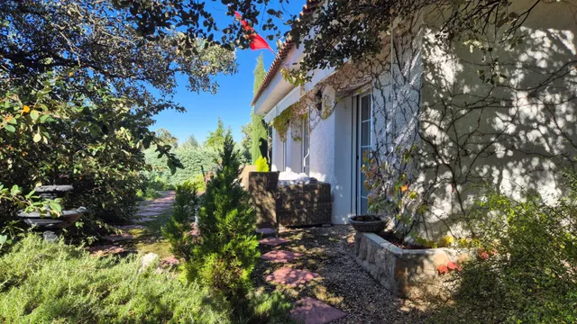 Precioso chalet con espectacular piscina y jardín autóctono — 24
