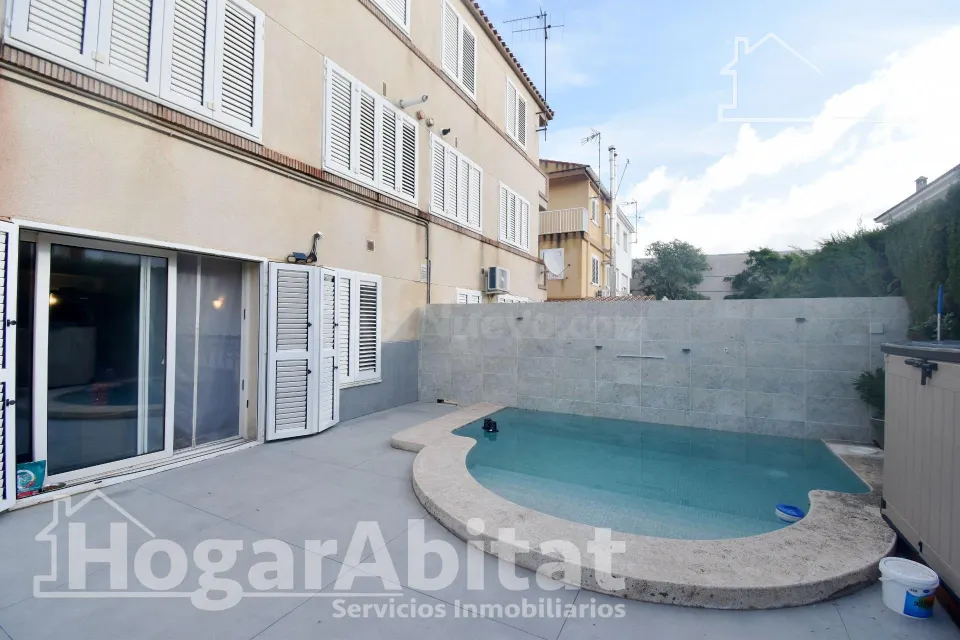 Atractivo chalet amplio con piscina privada, garaje y terraza, todo amueblado y cerca de la playa.