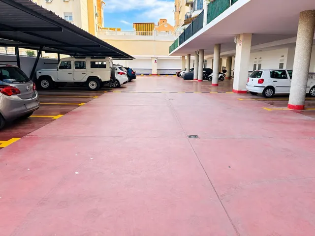 Amplio y luminoso piso avda. isaac peral (carretera cadiz) — 27