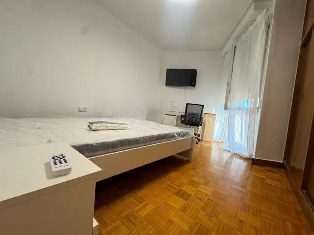 Amplias habitaciones en Alquiler en Piso en la Zona de La Pl - foto 2