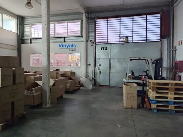 Nave equipada en dos plantas y con patios! - foto 3
