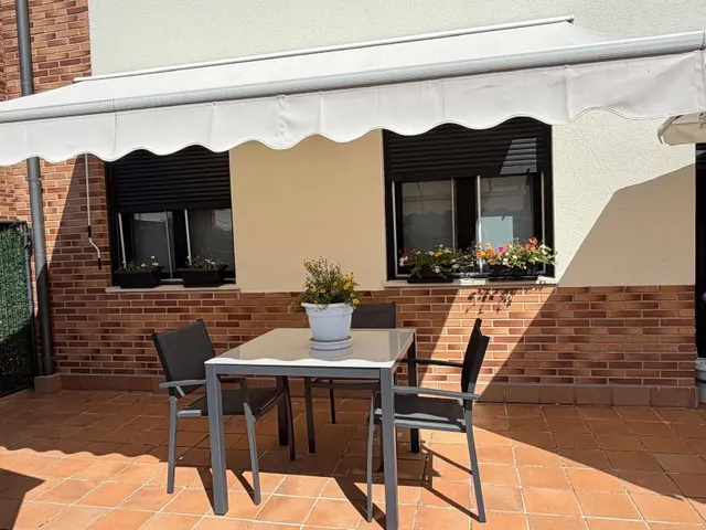 Se pone a la venta bajo con terraza y jardin  de dos habitaciones , garaje y piscina comunitaria — 32