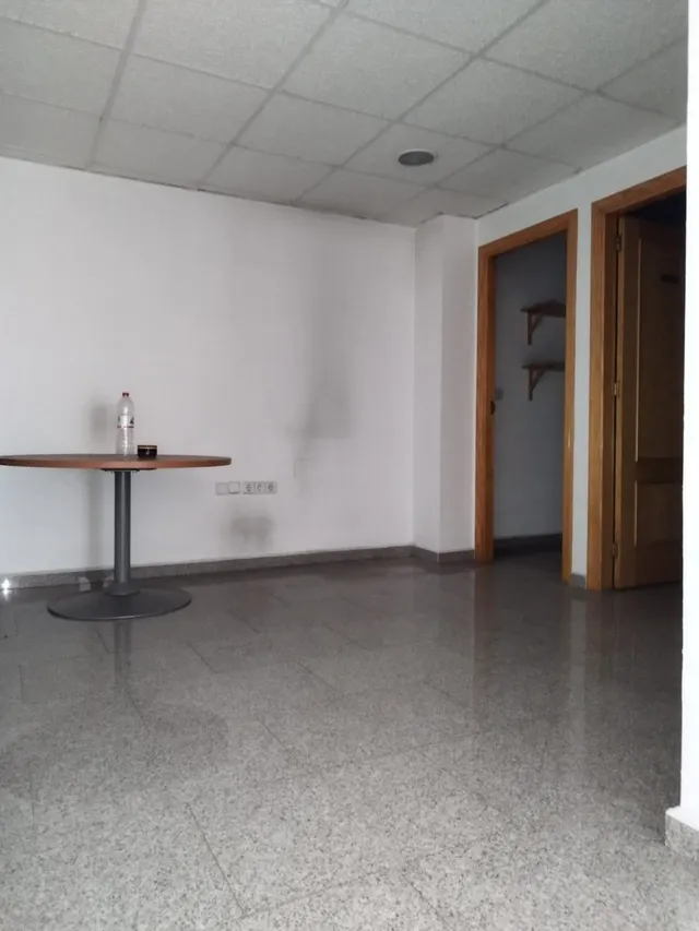 ENTRESUELO PARA OFICINAS JUNTO CENTRO COMERCIAL VEGA PLAZA — 34