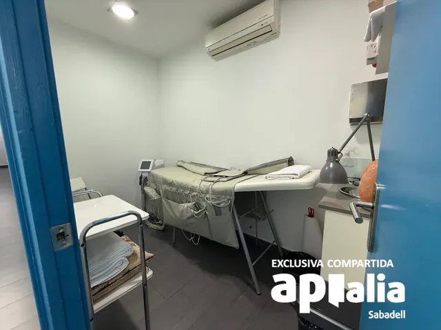 LOCAL COMERCIAL EN BARBERRÀ DEL VALLÉS — 25
