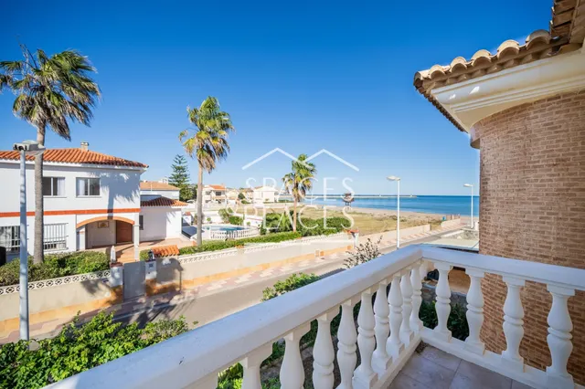Chalet con cinco dormitorios y piscina frente el mar en Cull