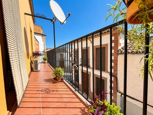 Casa con cochera y gran azotea con espectaculares vistas - foto 4