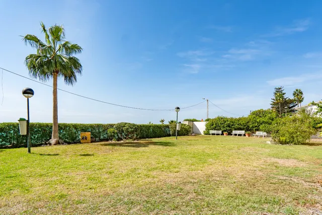 Alquiler de temporada. Primera línea de playa: piso con vistas al mar y maravilloso jardín. — 28