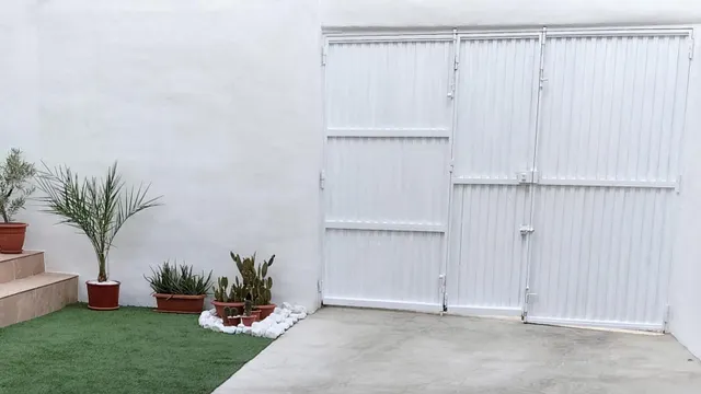 ESPECTACULAR CASA EN ESQUINA EN LA ZUBIA — 50