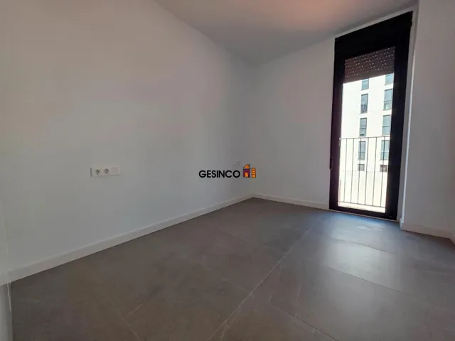 PISO EN TERCERA PLANTA SIN AMUEBLAR MUY CÉNTRICO — 11