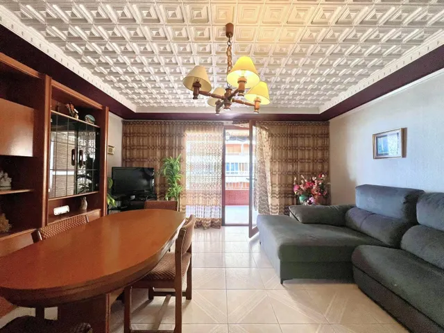 Amplio apartamento (aprox. 90 m2 - 2.ª planta) en primera línea de Playa del Acequión. Gran balcón con vistas al mar (suroeste), piscina comunitaria, cerca del centro, y directamente en la playa. — 6