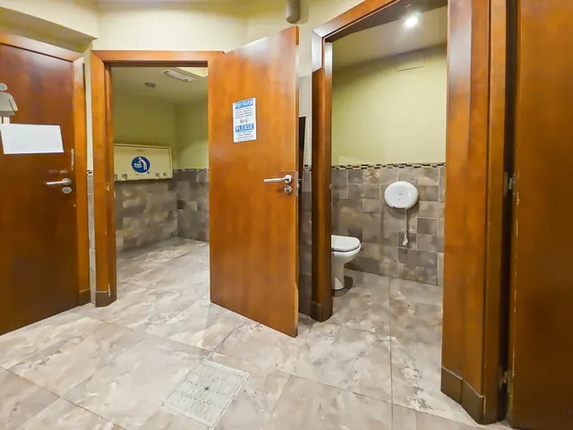 Bonito y amplio local en primera línea — 19