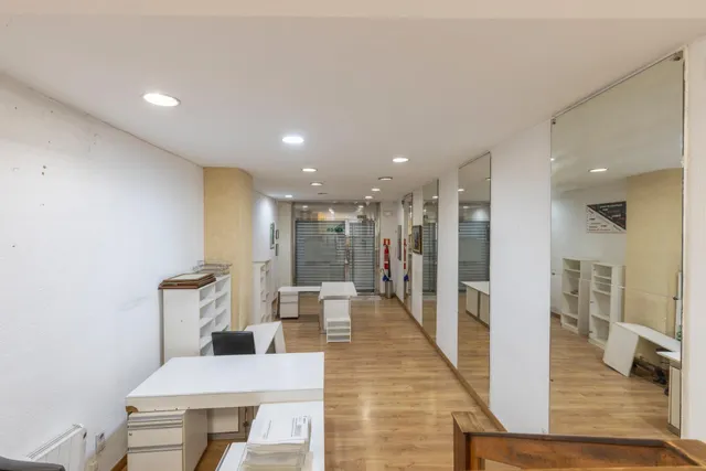 LOCAL COMERCIAL EN CALLE ÁNGEL GANIVET – UBICACIÓN PRIVILEGIADA — 19