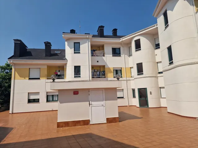 Ponemos en VENTA este Bajo con terraza y amplia cochera cerr