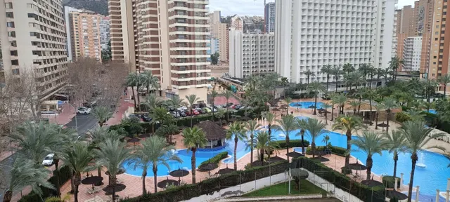 Piso de 3 dormitorios con piscina y garaje en urbanización cerca de la playa — 2