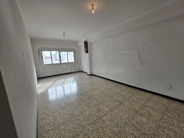 PISO con MUCHAS POSIBILIDADES en PLENO CENTRO a 5 minutos ca